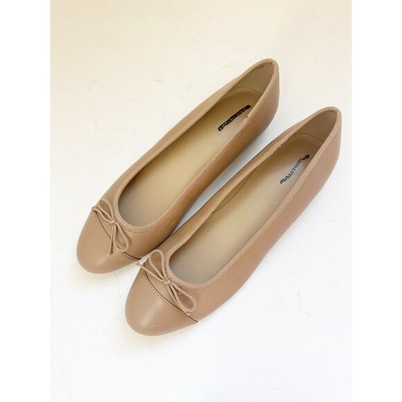 NWOB Ann Taylor Tan Cap Toe Leather Ballet Flats 9 - Picture 1 of 3